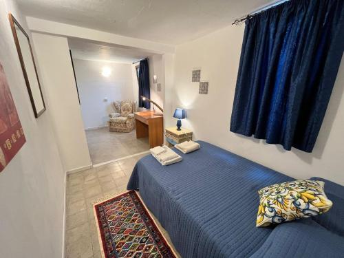 - une chambre avec un lit bleu dans l'établissement Mille Lire, à Palerme