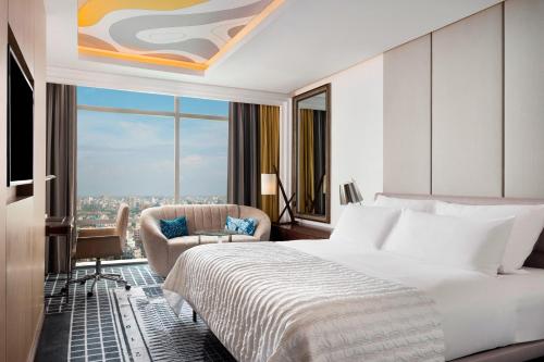 達卡的住宿－達卡艾美度假酒店，酒店客房设有床和窗户。