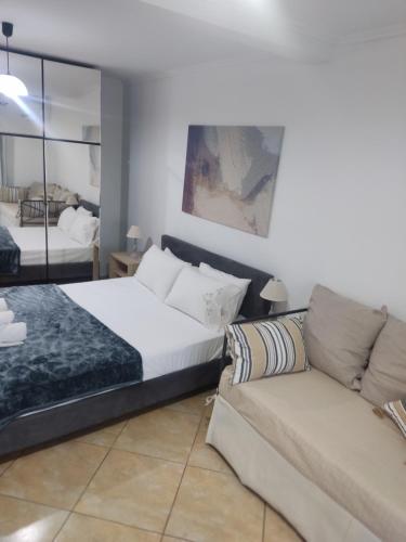 - une chambre avec un lit et un canapé dans l'établissement Venia's House, à Amoliani