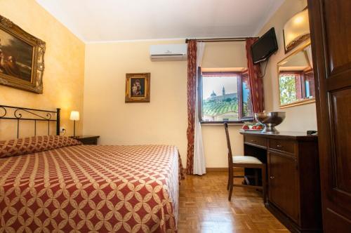 Habitación de hotel con cama y ventana en Vecchia Fattoria en Loreto