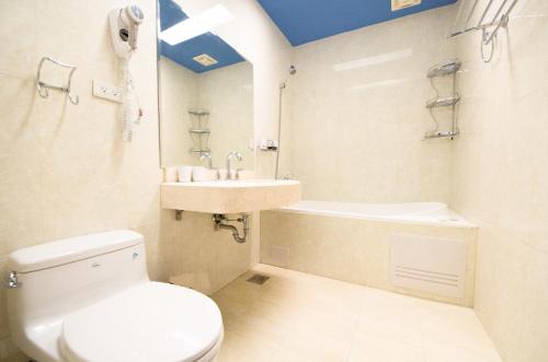 花蓮市的住宿－花蓮悠然自得，浴室配有白色卫生间和盥洗盆。
