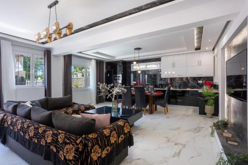 sala de estar con sofá y mesa en Nina's Luxury Apartments, en Corfú