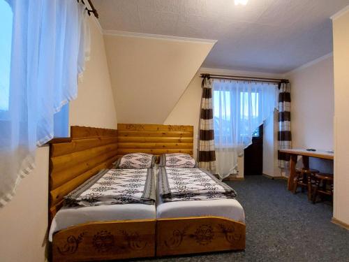 1 dormitorio con 1 cama grande en una habitación en Pokoje u Tylków en Zakopane