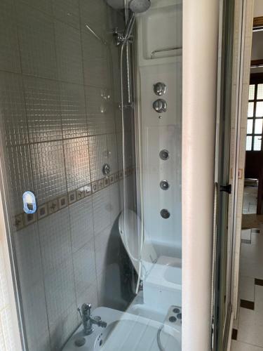 uma casa de banho com um chuveiro, um lavatório e um WC. em Casa vacanze Gilli em Cagliari