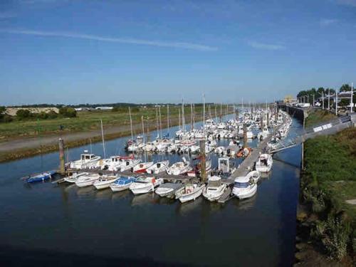 a bunch of boats are docked in a marina at Maison de pêcheur-Étaples (proche Touquet) in Étaples