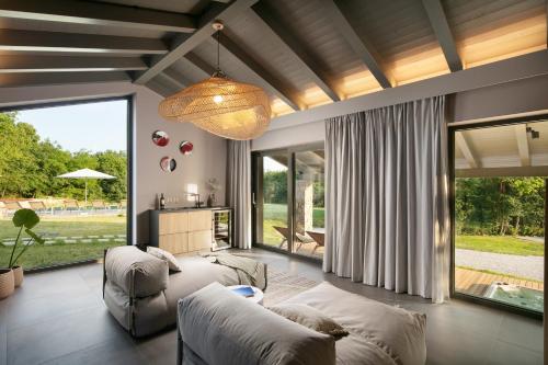 Una sala de estar con un sofá y una ventana grande. en Stone House Baracchi, en Lanišće
