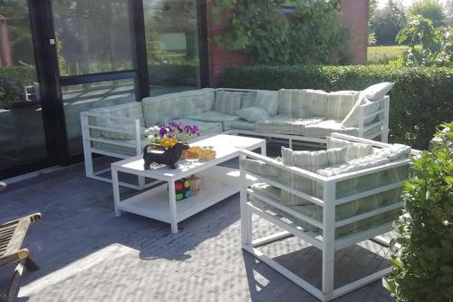 a patio with a couch and a table at Dreve 14 - bovenverdieping in Staden