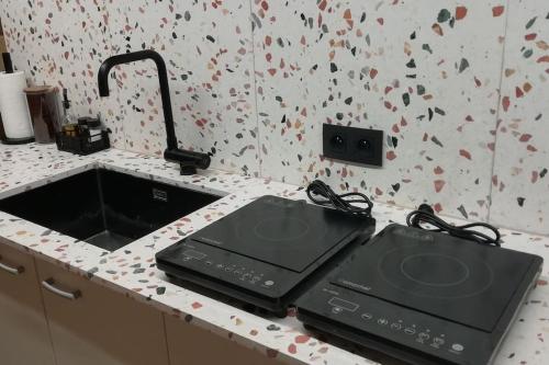 a kitchen counter with a stove and a sink at Dreve 14 - bovenverdieping in Staden