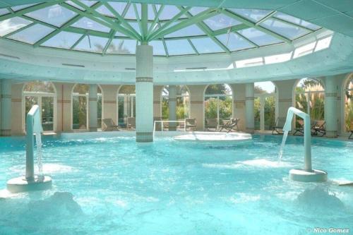 une piscine avec de l'eau bleue dans un immeuble dans l'établissement Charmant Mazet à 250m de la Plage San Peire aux Issambres, à Saint-Peïre-sur-Mer
