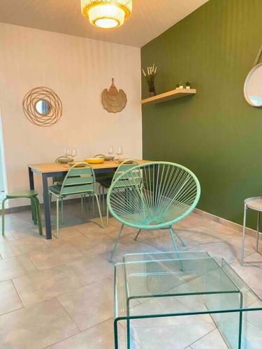 - une salle à manger avec une table, des chaises, une table et des chaises dans l'établissement Maison de pêcheur-Étaples (proche Touquet), à Étaples