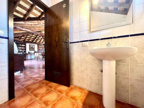 a bathroom with a sink and a mirror at Apto en caserío rural con cocina, piscina, Wifi, barbacoa y jardín compartidos in San Miguel de Abona