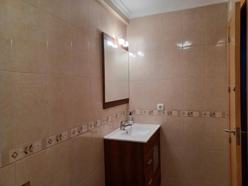 y baño con lavabo y espejo. en AS019 2-Bedroom Casa Calypso - in Calas del Pinar, en San Juan de los Terreros