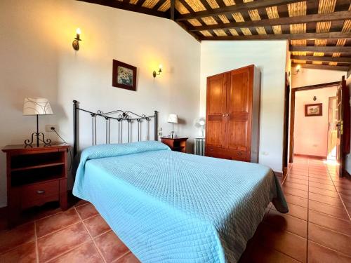 Ένα ή περισσότερα κρεβάτια σε δωμάτιο στο Apto en caserío rural con cocina, piscina, Wifi, barbacoa y jardín compartidos
