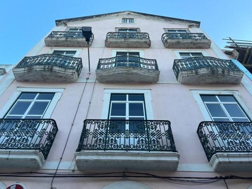 un edificio con balcones en un lateral en Casa Flamingo, en Figueira da Foz