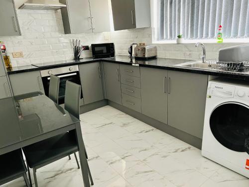 Beautiful and Homely 3 Bed House With FREE Parking So Close To Man City and City Centre photo 48
