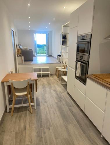 une cuisine avec une table et une salle à manger dans l'établissement Halcatibou, à Grimaud