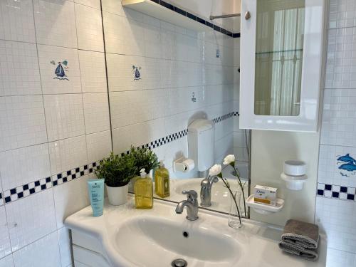 uma casa de banho branca com um lavatório e um espelho em LA BOHÈME IN TERRAZZA em Torre del Lago Puccini