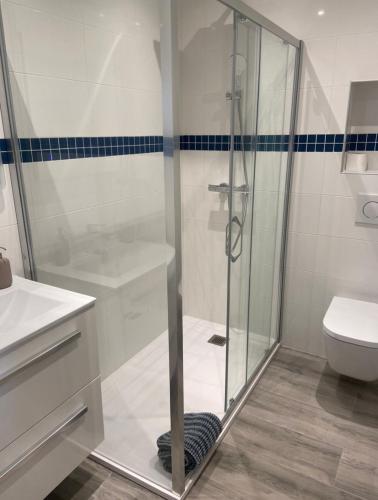 une salle de bain avec une douche, un lavabo et des toilettes dans l'établissement Halcatibou, à Grimaud