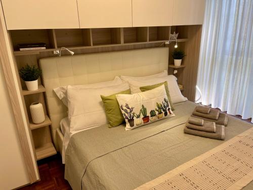 um quarto com uma cama com duas almofadas em LA BOHÈME IN TERRAZZA em Torre del Lago Puccini