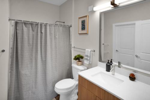 Bathroom sa Palatial Abode Nashville With Downtown View & Free Parking
