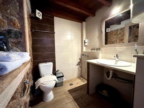 La salle de bains est pourvue de toilettes et d'un lavabo. dans l'établissement Lovinna Luxury Appartments, à Kalymnos