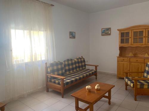 sala de estar con sofá y mesa en House at Santiago del Teide, en Tamaimo