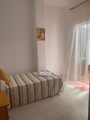 1 dormitorio con cama y ventana en House at Santiago del Teide, en Tamaimo