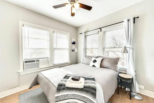 Ένα ή περισσότερα κρεβάτια σε δωμάτιο στο Global Cup The Retro Lower-Greenville Apartment