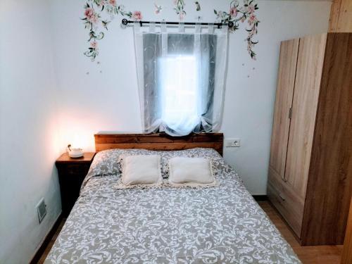 um quarto com uma cama com duas almofadas em CASA SANTIBAÑEZ DE LA FUENTE 