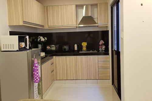 Kitchen o kitchenette sa Stylish Townhouse in Balanga City Quiet Neighborhood