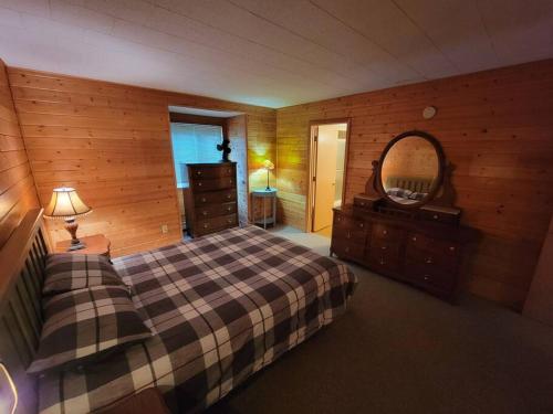 Lova arba lovos apgyvendinimo įstaigoje Spacious Luxury Cabin near The Big Bear Creek