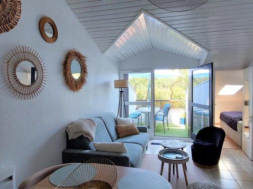 un salon avec un canapé et une table dans l'établissement Appartement entre plage et forêt avec parking à Saint-Georges-de-Didonne - FR-1-550-61, à Saint-Georges-de-Didonne
