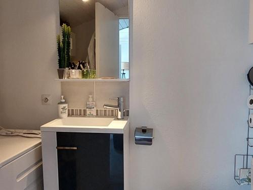 une salle de bain avec un lavabo et un miroir dans l'établissement Appartement entre plage et forêt avec parking à Saint-Georges-de-Didonne - FR-1-550-61, à Saint-Georges-de-Didonne