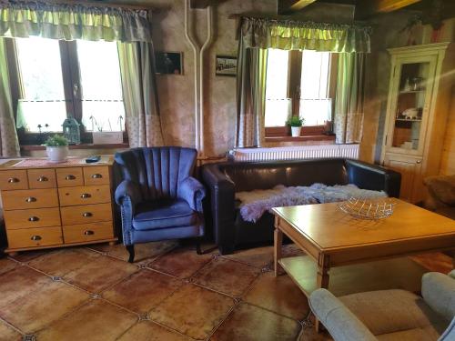 a living room with a couch and a table at Chata U Studánky in Deštné v Orlických horách