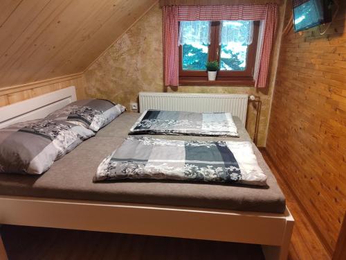 a bedroom with two beds in a tiny house at Chata U Studánky in Deštné v Orlických horách
