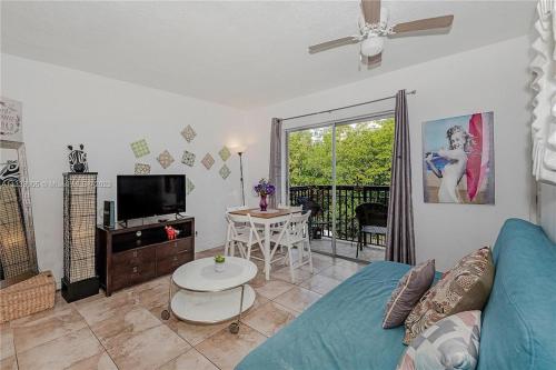 Χώρος καθιστικού στο Cute, cozy condo walk to the beach!