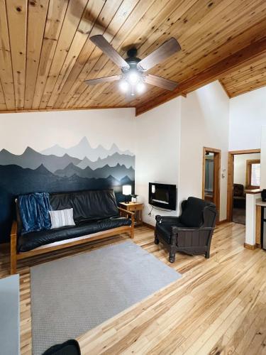 uma sala de estar com um sofá e uma ventoinha de tecto em Cozy Cabin suite bed and breakfast em Woodland Park