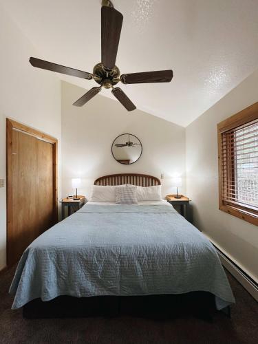 1 dormitorio con ventilador de techo y 1 cama en Cozy Cabin suite bed and breakfast en Woodland Park