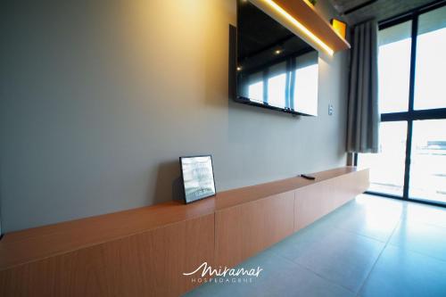 a reception desk in a building with windows at Lindo Flat no Urban 750 in Tambaú