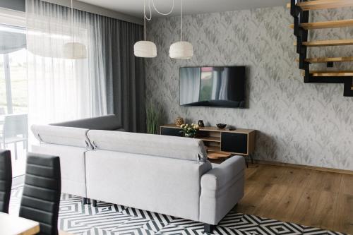 TV/trung tâm giải trí tại Domek na wyłączność ,bania z jacuzzi. Pobyt góry, jezioro, las.