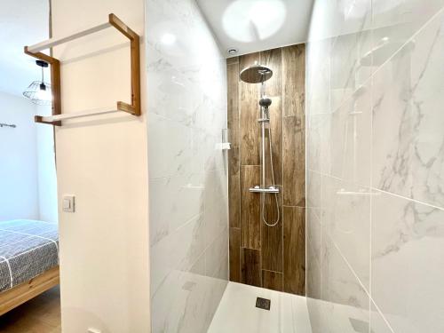 eine Dusche mit Glastür im Bad in der Unterkunft Suite ~ Romance Estivale ~ à 15 min de Lyon in Miribel