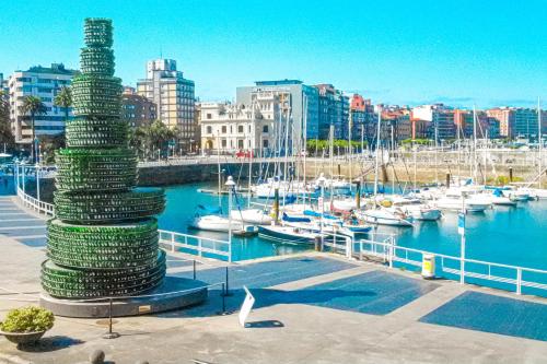 una pila alta de monedas verdes junto a un puerto deportivo en The Cavern - Gijon, en Gijón
