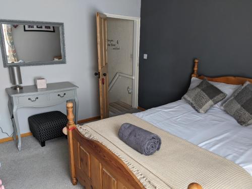 1 dormitorio con cama y espejo en House - Alton Towers,Peak District,Wildlife Park en Leek