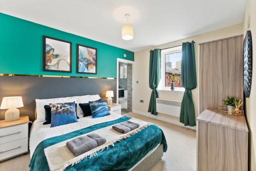 - une chambre avec un lit et un mur bleu dans l'établissement Central Leeds Gem - Parking - Sleeps 6, à Leeds