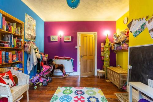 een kamer met paarse muren en een kinderkamer bij Character property perfect for families in Ryde
