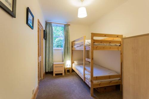 Двухъярусная кровать или двухъярусные кровати в номере Character property perfect for families
