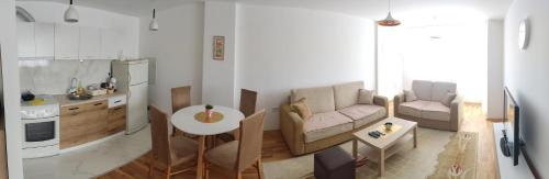 salon z kanapą i stołem w obiekcie Sunny Guest House w mieście Skopje