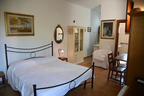 プルサーノにあるB&B Villa Dongiovanniのベッドルーム1室(ベッド1台、テーブル、椅子付)