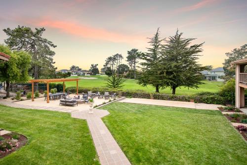 an image of a backyard with a gazebo at Half Moon Bay Lodge in Half Moon Bay