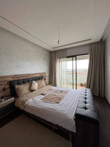 1 dormitorio con 1 cama grande y ventana grande en Nouaceur Garden, en Casablanca